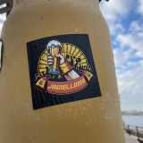 Nelle vicinanze campeggia anche una simpatica rivisitazione dello stemma del Jagiellonia, formazione polacca, con tanto di birra alzata come trofeo. Il nome della squadra ricorda Sigismondo I Jagellone, re di Polonia nel 500 e marito della duchessa �barese� Bona Sforza